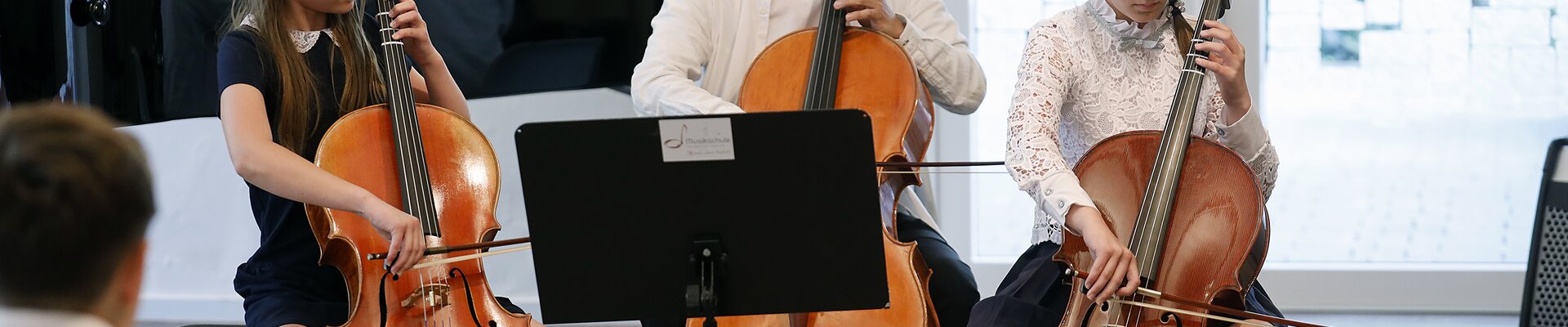 Ana und Maria Bondari mit Jungmin Cheon am Cello. | © Foto: Bernd Georg Ana und Maria Bondari mit Jungmin Cheon am Cello. | © Foto: Bernd Georg