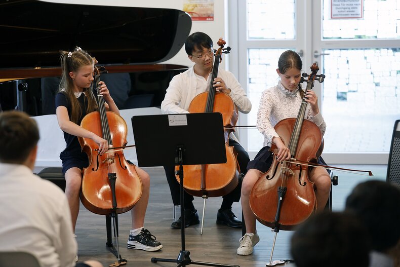 Ana und Maria Bondari mit Jungmin Cheon am Cello. | © Foto: Bernd Georg Ana und Maria Bondari mit Jungmin Cheon am Cello. | © Foto: Bernd Georg