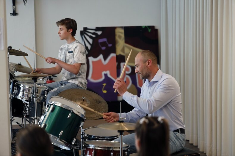 Gabriel und Anatolie Bondari – Vater und Sohn – gemeinsam am Schlagzeug. Erstmals wurden auch Eltern im Rahmen der Musikförderung im Diesterweg-Stipendium gefördert. | © Foto: Bernd Georg Gabriel und Anatolie Bondari – Vater und Sohn – gemeinsam am Schlagzeug. Erstmals wurden auch Eltern im Rahmen der Musikförderung im Diesterweg-Stipendium gefördert. | © Foto: Bernd Georg