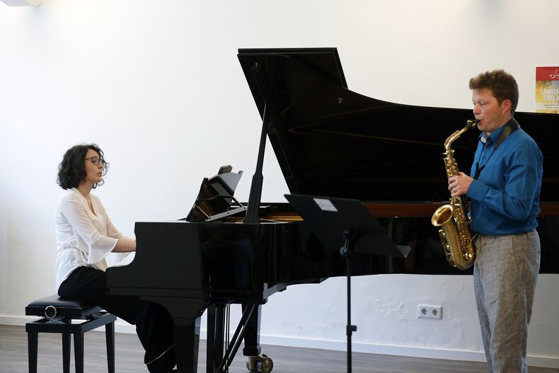 Die Musiklehrkräfte Elvira Streva und Moritz Thiele begeisterten mit Aria für Klavier und Saxophon (Eugene Bozza). | © Foto: Bernd Georg Die Musiklehrkräfte Elvira Streva und Moritz Thiele begeisterten mit Aria für Klavier und Saxophon (Eugene Bozza). | © Foto: Bernd Georg