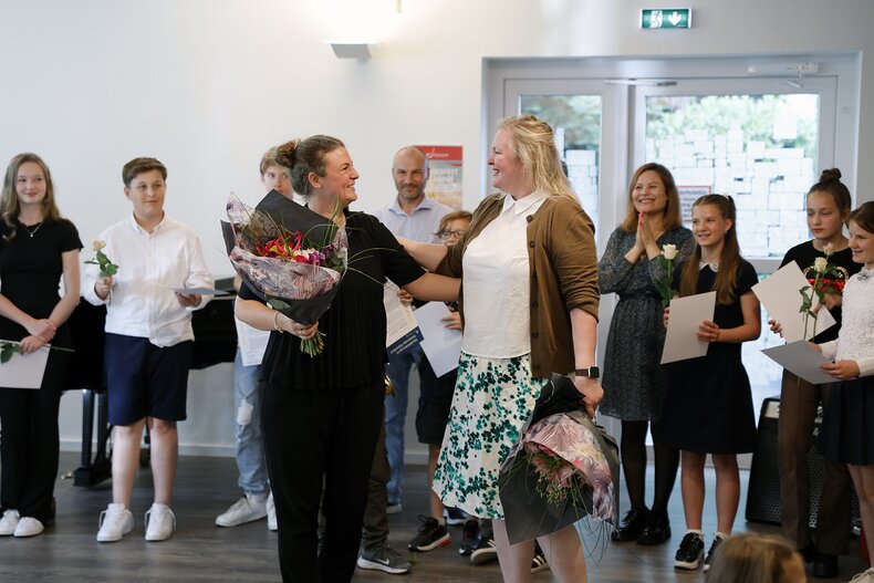 Große Freude über das gelungene Konzert und die gute Kooperation bei Catherine Veillerobe (Musikschule Offenbach e.V.) und Nina Waibel-Rohde (Diesterweg-Stipendium / Bürgerstiftung Offenbach) und allen Mitwirkenden am Konzert. | © Foto: Bernd Georg Große Freude über das gelungene Konzert und die gute Kooperation bei Catherine Veillerobe (Musikschule Offenbach e.V.) und Nina Waibel-Rohde (Diesterweg-Stipendium / Bürgerstiftung Offenbach) und allen Mitwirkenden am Konzert. | © Foto: Bernd Georg