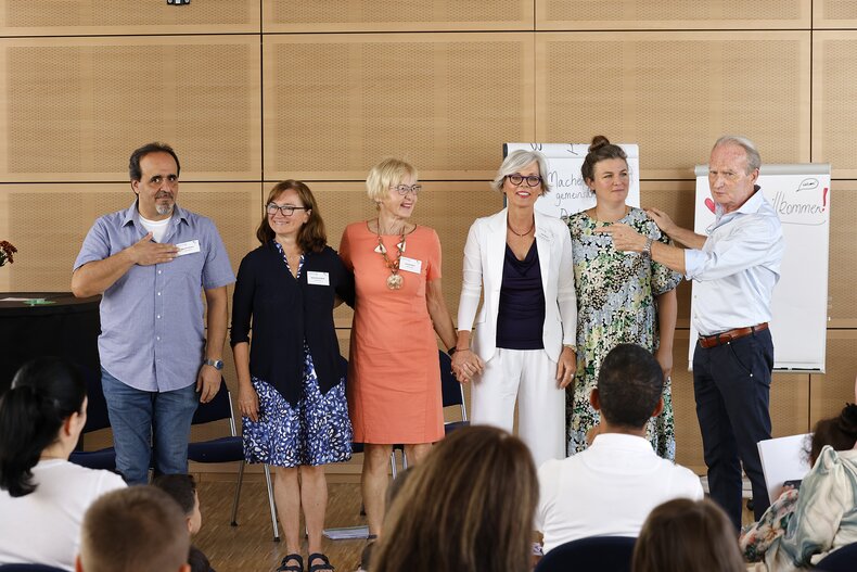 Bereit für die neue Generation: Offenbacher Diesterweg-Team v.l.n.r. Mehmet Harmanci, Barbara Broja-Mücke, Christine Obert, Vorständin der Bürgerstiftung Offenbach Katja Werner, Projektleiterin Nina Waibel-Rohde, Vorstandsvorsitzender der Bürgerstiftung Offenbach Winfried Männche. | © Bernd Georg/ Die Bürgerstiftung Offenbach Bereit für die neue Generation: Offenbacher Diesterweg-Team v.l.n.r. Mehmet Harmanci, Barbara Broja-Mücke, Christine Obert, Vorständin der Bürgerstiftung Offenbach Katja Werner, Projektleiterin Nina Waibel-Rohde, Vorstandsvorsitzender der Bürgerstiftung Offenbach Winfried Männche. | © Bernd Georg/ Die Bürgerstiftung Offenbach