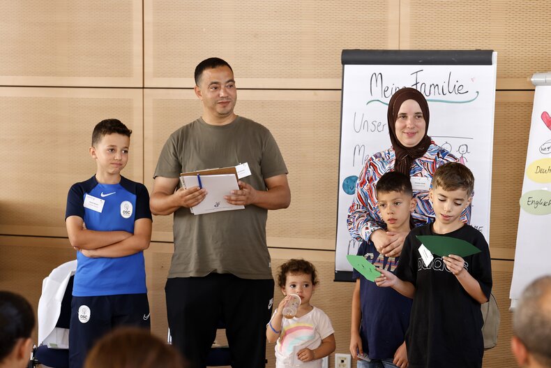 Stipendiat Yassir Ajouaou stellt seine Familie der Diesterweg-Gemeinschaft vor. | © Bernd Georg/ Die Bürgerstiftung Offenbach Stipendiat Yassir Ajouaou stellt seine Familie der Diesterweg-Gemeinschaft vor. | © Bernd Georg/ Die Bürgerstiftung Offenbach