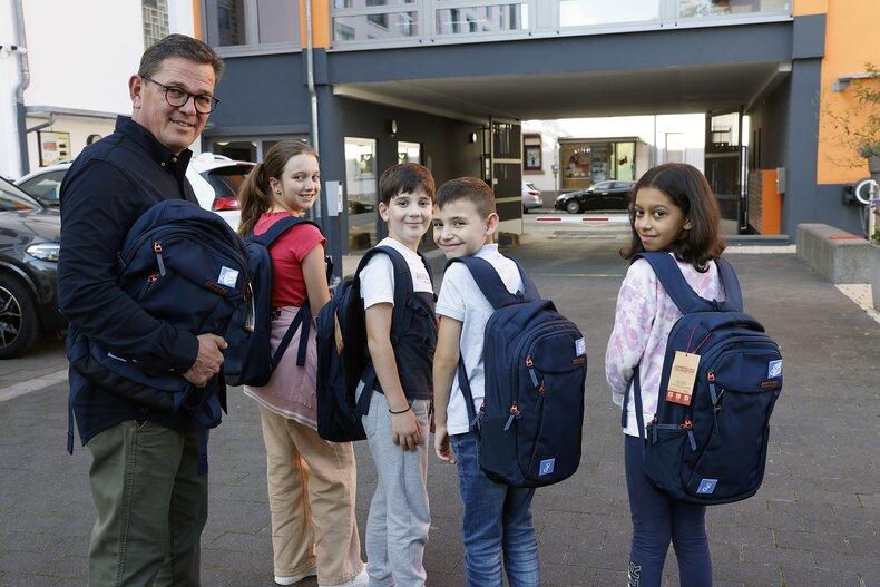Gut ausgestattet geht es los auf dem "Diester-Weg". Arnd Hinrich Kappe, Geschäftsführer der Messe Offenbach GmbH mit Diesterweg-Stipendiat:innen. (links) | © Bernd Georg/ Die Bürgerstiftung Offenbach Gut ausgestattet geht es los auf dem "Diester-Weg". Arnd Hinrich Kappe, Geschäftsführer der Messe Offenbach GmbH mit Diesterweg-Stipendiat:innen. (links) | © Bernd Georg/ Die Bürgerstiftung Offenbach