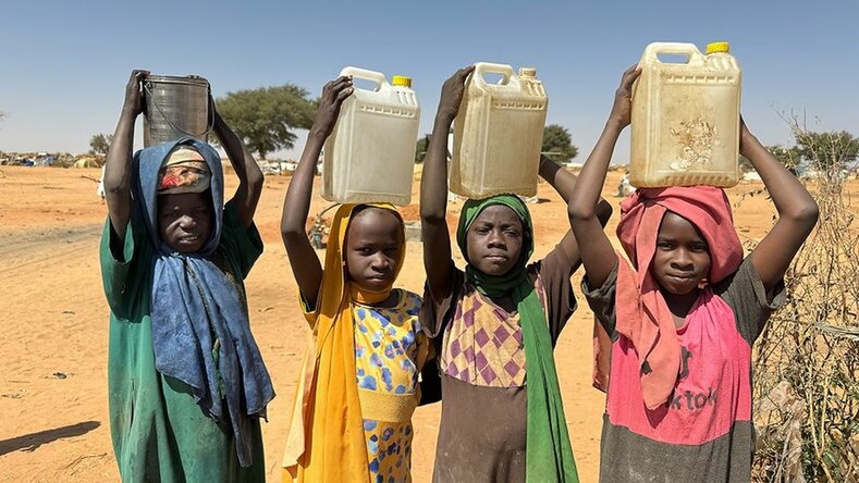 Februar 2024: Diese Kinder mussten aus ihrer Heimat Sudan in den angrenzenden Tschad fliehen. Im Camp gibt es wenig Wasser – an einem von UNICEF errichteten Bohrloch konnten sie zumindest die Kanister füllen. | © UNICEF/ UN0658495/Mukut Februar 2024: Diese Kinder mussten aus ihrer Heimat Sudan in den angrenzenden Tschad fliehen. Im Camp gibt es wenig Wasser – an einem von UNICEF errichteten Bohrloch konnten sie zumindest die Kanister füllen. | © UNICEF/ UN0658495/Mukut